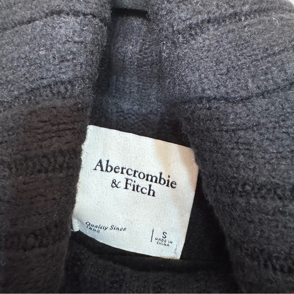 Abercrombie & Fitch Easy-Fitting Turtleneck Sweater dress - Picture 2 of 3